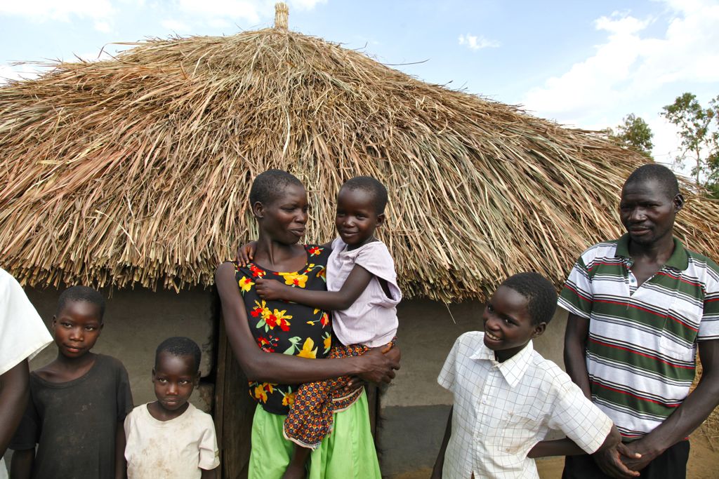 Kun Anna Awor ja Dadiv Mollo palasivat sisällissodan jälkeen vanhaan kotiinsa, talo oli romahtanut ja ruoho oli kasvanut pihan tukkoon. Kaikki piti rakentaa uudestaan.