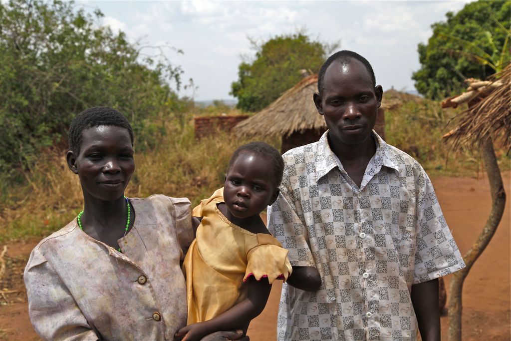 Grace Apoo, Francis Ogwal ja heidän tyttärensä Dorin Ayo viettävät rauhallista maalaiselämää entisessä sisällissodan etulinjassa. 