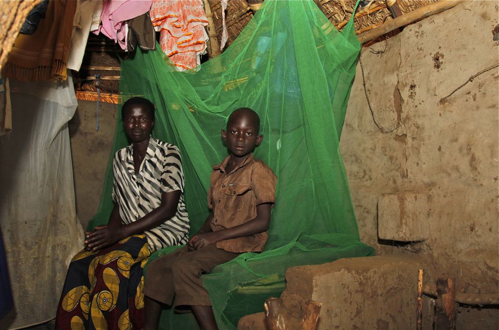 Shara Aceng ja hänen kolme tytärtään onnistuivat pakenemaan, kun LRA hyökkäsi heidän kotiinsa. Seitsemänvuotias pikkuveli Innocent Okello syntyi pakolaisleirillä.