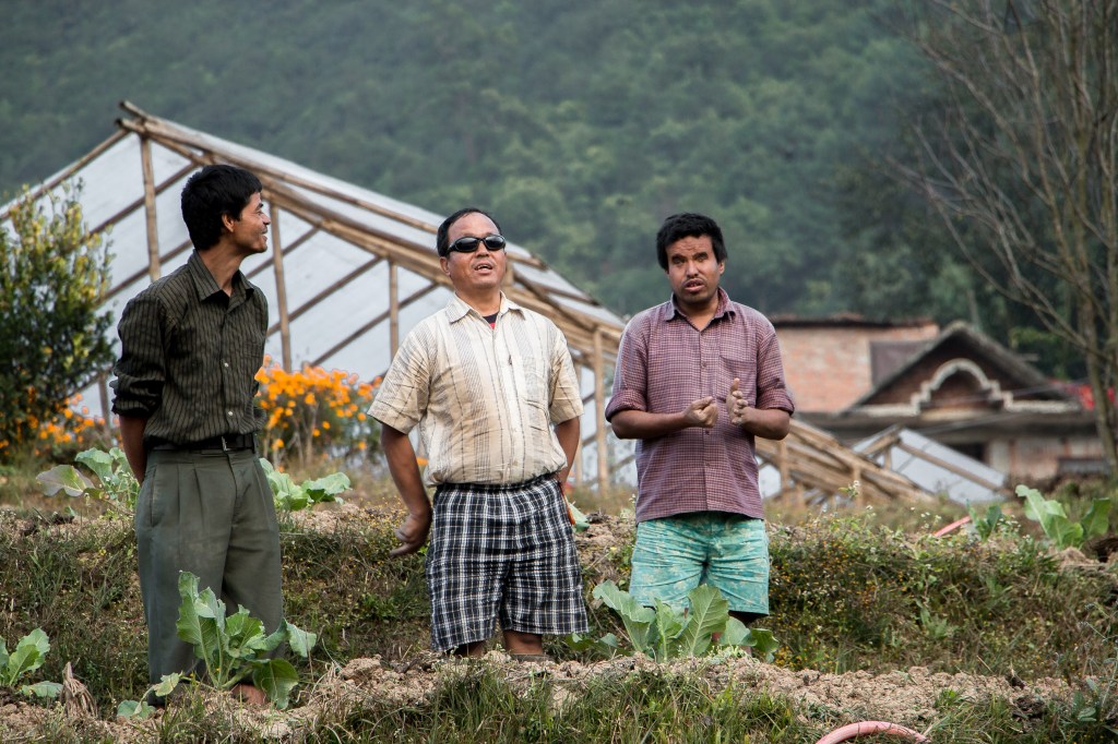 Maanjäristyksen jälkeen Gundun luomuviljelmän kasvihuoneisiin ja telttakatoksiin majoitettiin tilapäisesti kylän asukkaita. 