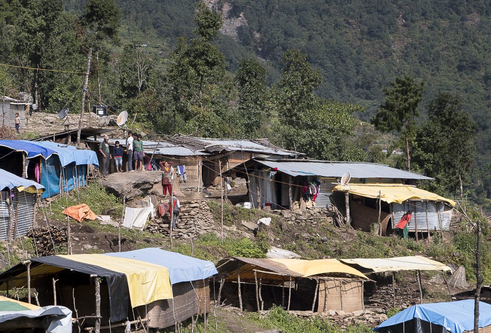 Dolakhan maakunnassa järistykset ja maanvyöryt tuhosivat kokonaisia kyliä, joiden asukkaat jouduttiin asuttamaan tilapäisiin siirtokuntiin.