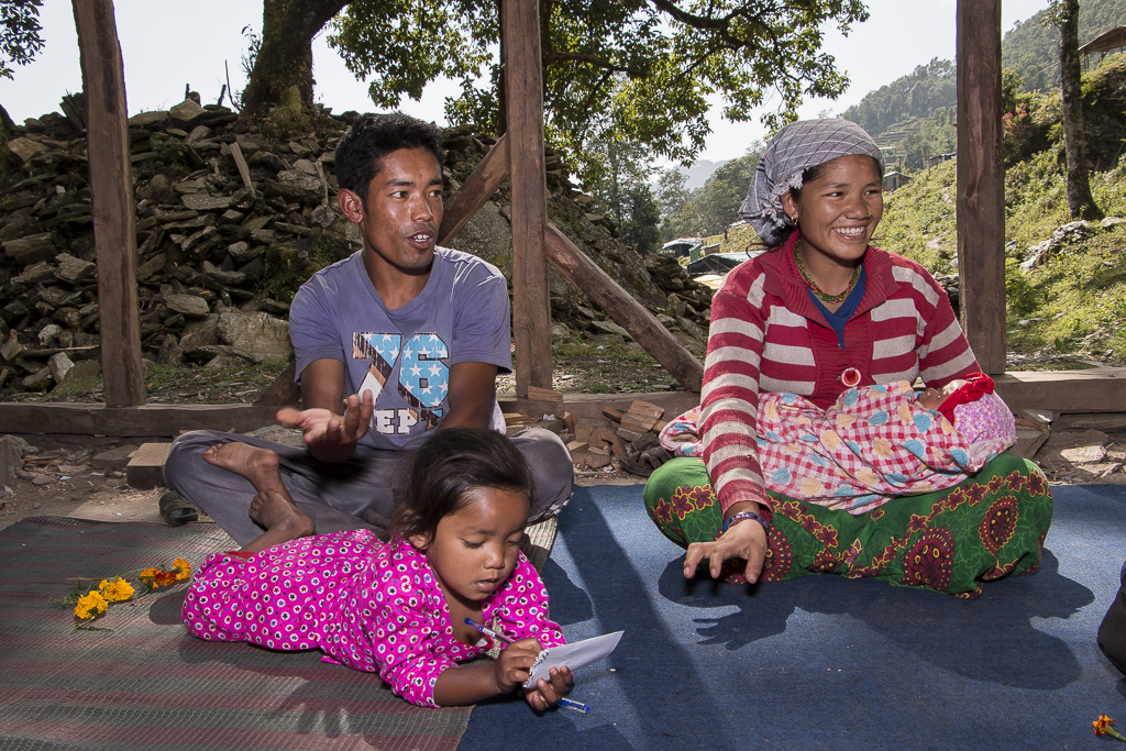 ”Tyttö oli sisällä päiväunilla, kun järistys alkoi. Kuulin Riyan itkevän ja juoksin sisään. Kun pääsin hänen kanssaan ulos, koko talo romahti. Kaikkialta kuului itkua ja huutoa,” Jiten Thami (vas.) muistelee.