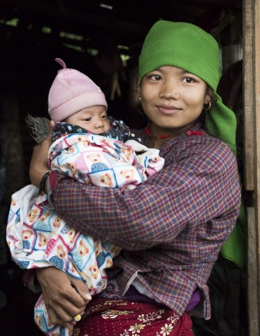 Bimala Thami kertoo, että majan maalattialle aseteltujen lautojen alle saattaa sateella eksyä käärme, joka hakee suojaa.