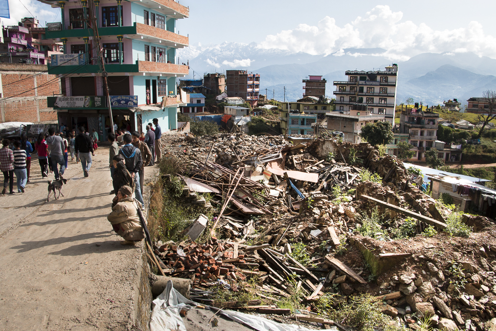 Charikot on Dolakhan maakunnan pääkaupunki. Osa keskustan taloista romahti, osa vaurioitui korjaus-kelvottomaksi.
