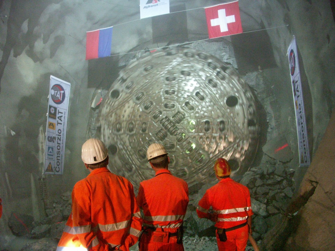 BM-kone Gotthardin rautatietunnelin työmaalla Sveitsin alppien alla.