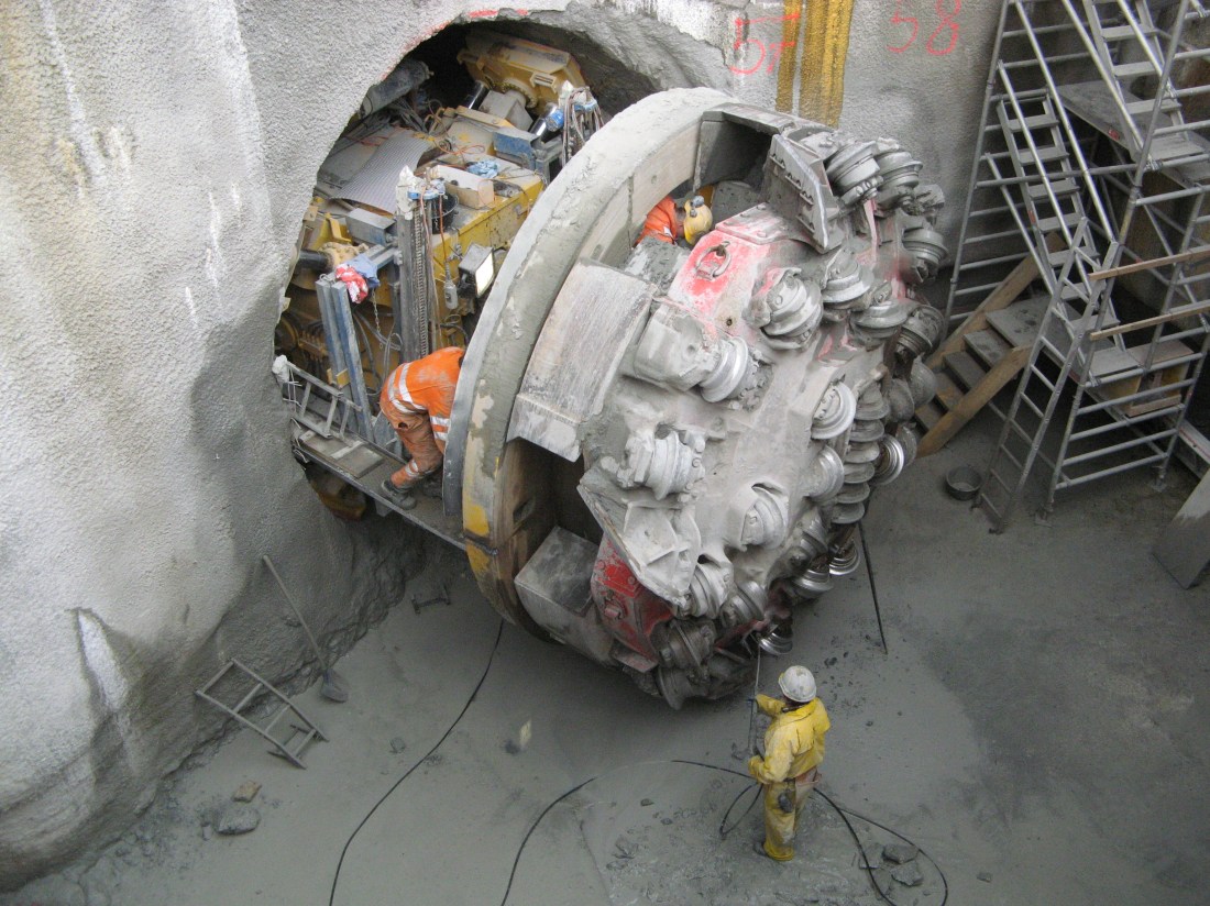 TBM-kone Sveitsin Luzernissa. Porauspään takana on säiliö murskatulle kiviainekselle, joka ohjataan kourujen ja liukuhihnojen avulla koneen taakse.