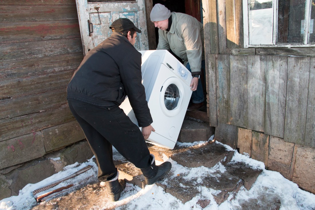13-lapsinen romaniperhe saa suomalaisilta vierailtaan uuden pesukoneen.
