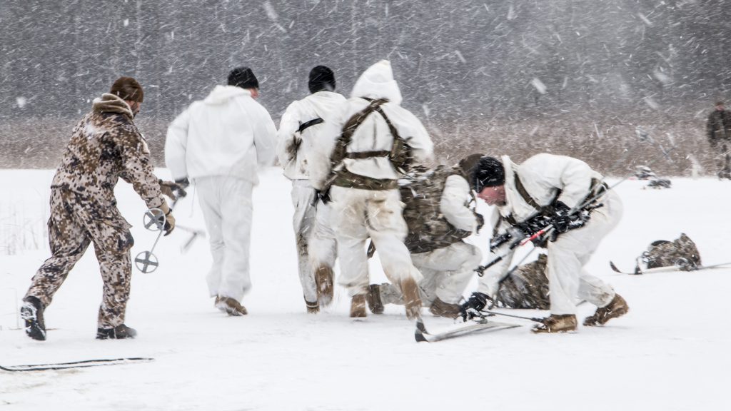 Yhdysvaltojen joukot harjoittelevat talvisodankäyntiä Latviassa.