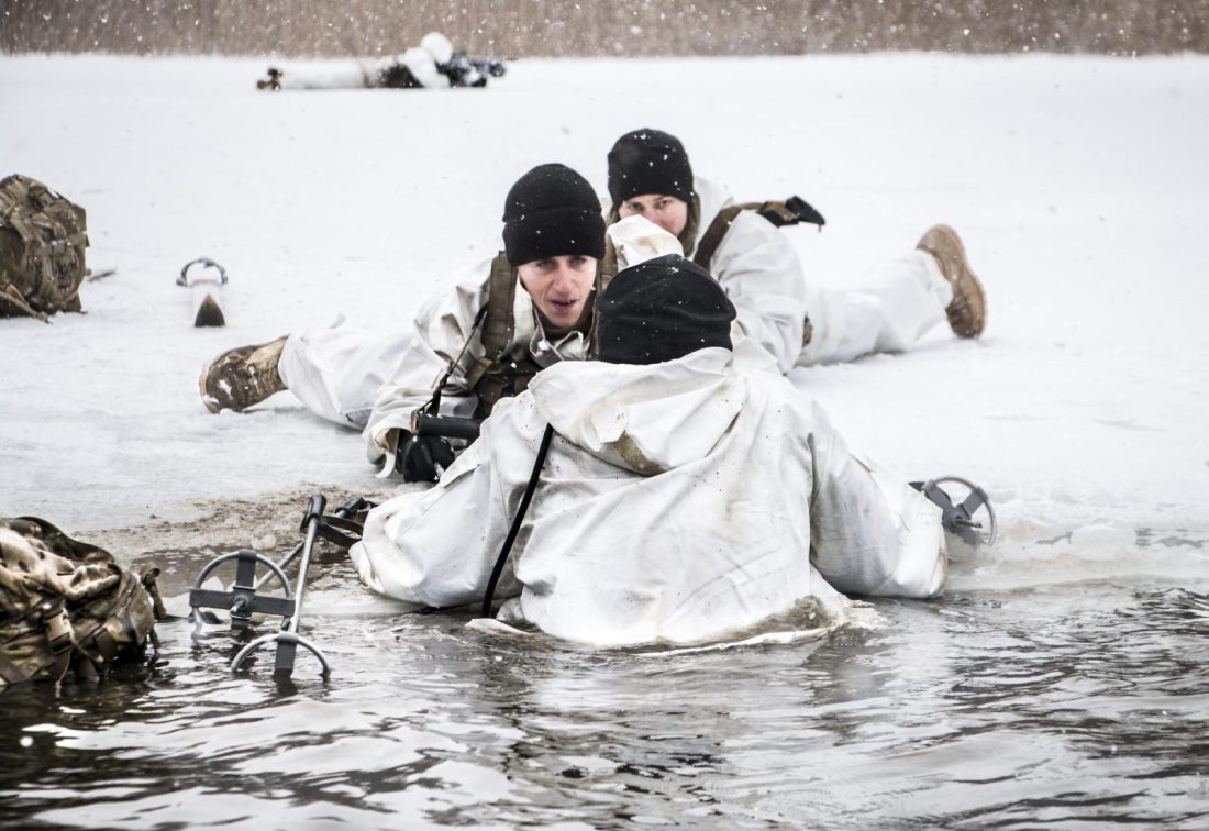 Yhdysvaltojen joukot harjoittelevat talvisodankäyntiä Latviassa. Jäihin pudonnut pelastetaan avannosta.