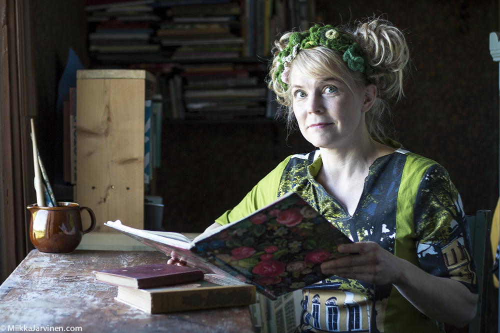 Heli Laaksonen työhuoneessaan.