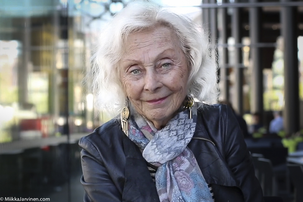 Näyttelijä Seela Sella lausuu Lauri Viidan runon Luominen. Kuva: Miikka Järvinen, Musiikkitalo, Helsinki 2017.