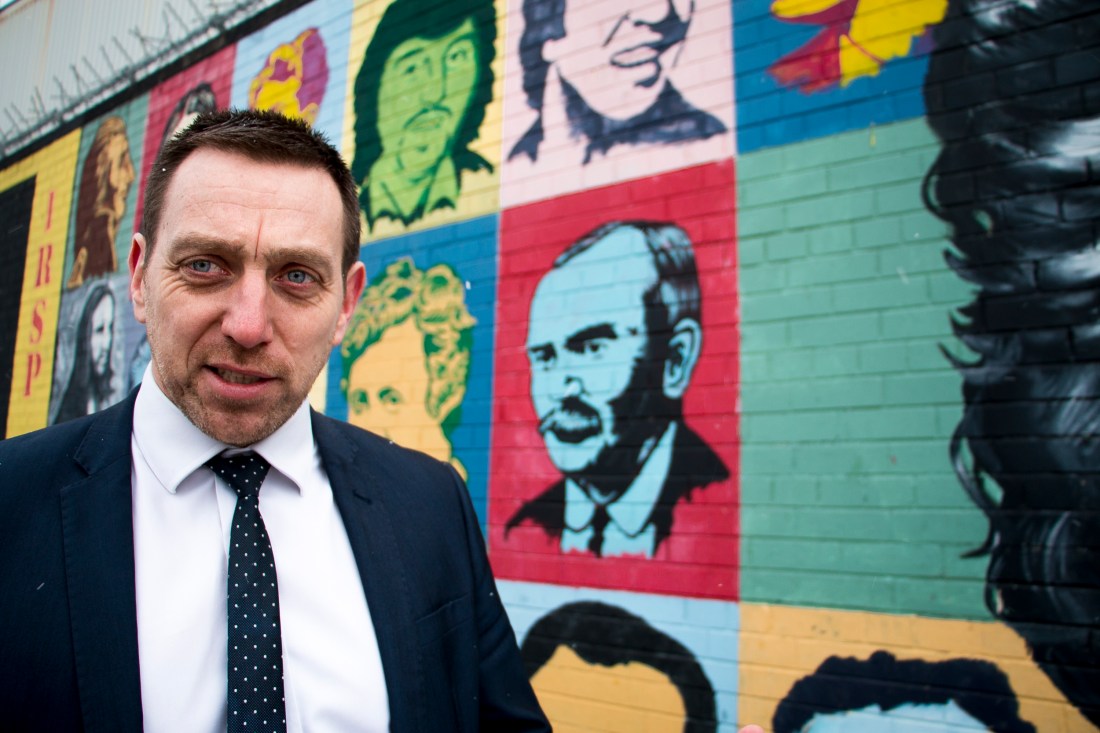 Padraig Ó Muirigh esittelee katolisen Belfastin katutaidetta, jonka suosittuihin teemoihin kuuluvat vuoden 1981 nälkälakossa menehtyneet IRA-sissit ja muut tasavaltalaiset marttyyrit. 