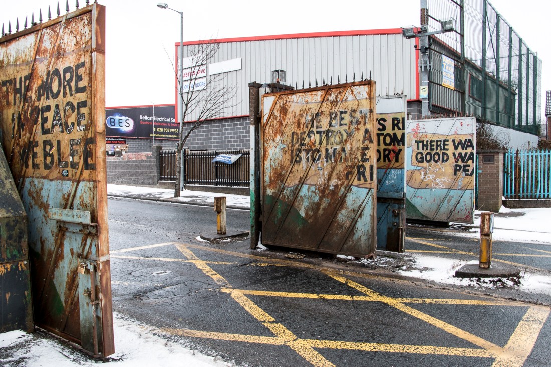 Länsi-Belfastin katolisten ja protestanttien asuinalueita erottaa korkea aita, jonka portit suljetaan yöksi. 