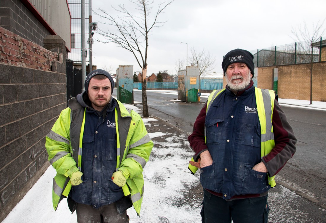  Robert Shorttin (vas.) ja Larry Scullenin työpaikka on aivan rauhanmuurin kupeessa. 