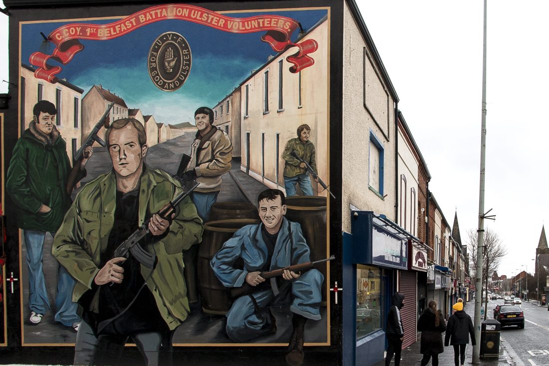 Shankill Road on protestanttialuetta, jonka seinämaalauksissa osoitetaan avoimesti tukea lojalistijengeille. 