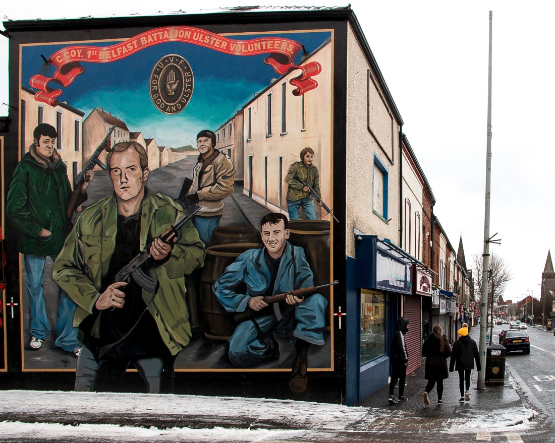 Shankill Road on protestanttialuetta, jonka seinämaalauksissa osoitetaan avoimesti tukea lojalistijengeille. 