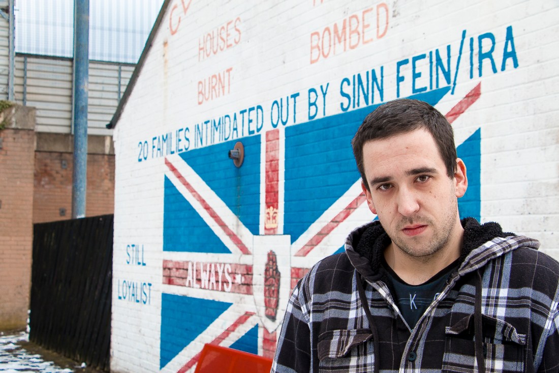 Tony Gordon kertoo, että Cluan Placen lojalistiyhteisö on joutunut ammuskelun ja tuhopolttojen kohteeksi. 
