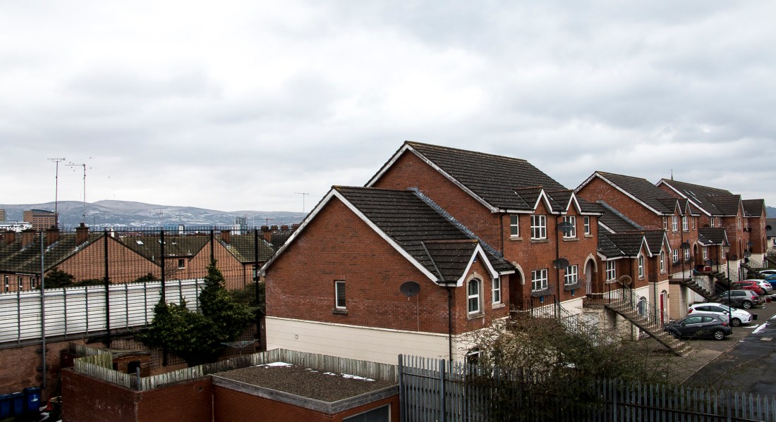 Tältä näyttää naapurisopu länsieurooppalaisessa pääkaupungissa vuonna 2018: talonkorkuinen aita erottaa protestanttien ja katolisten alueet. 